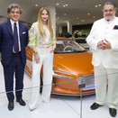 JLo na inauguração do maior concessionário mundial da Audi