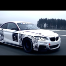 BMW exibe o M235i Racing com alguma neve à mistura