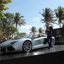 Lamborghini Aventador Roadster à solta no aeroporto de Miami