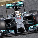 Hamilton vence em Espanha e lidera campeonato