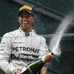 Hamilton vence terceira prova consecutiva