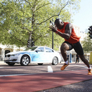 Atleta olímpico em frente-a-frente com um BMW 320d