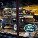 Land Rover Defender do novo filme de James Bond Skyfall na montra do Harrods