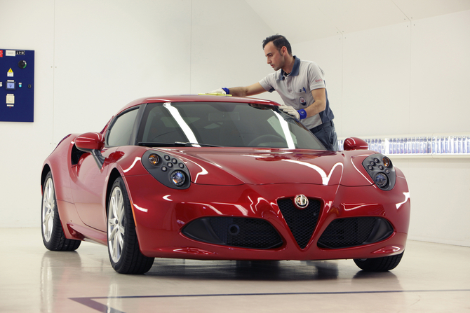 Der Vierzylinder-Turbobenziner des Alfa Romeo 4C, mit Hubraum von rund 1.750 Kubikzentimeter, ist als Mittelmotor vor der Hinterachse angeordnet