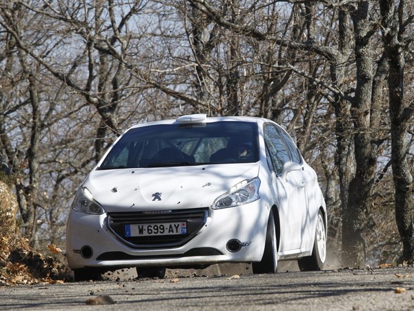 A potência chega de uma versão de 185cv do motor 1.6 VTi da Peugeot