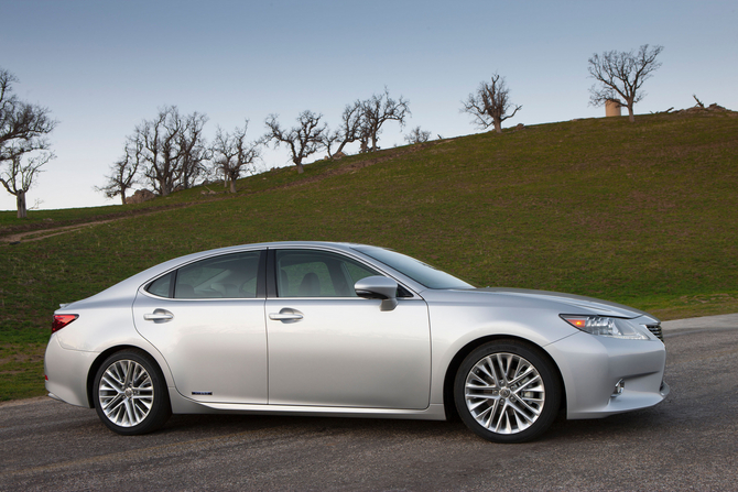 Next Generation Lexus ES Offered as Hybrid with Brand New Styling