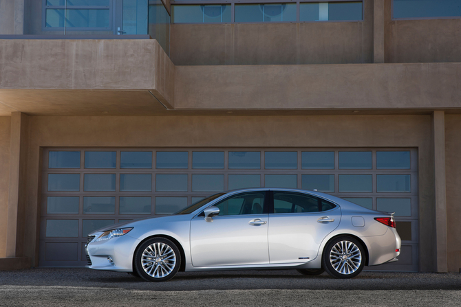 Next Generation Lexus ES Offered as Hybrid with Brand New Styling