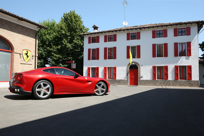 Der F12berlinetta beschleunigt von 0 auf 200 km/h in 8.5 Sekunden.