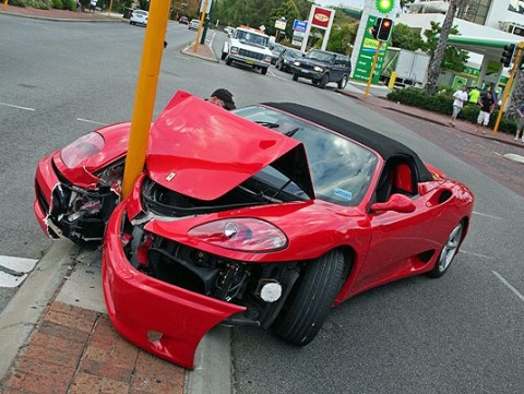 Este Ferrari, que lástima, olha só para isto, completamente destruído...