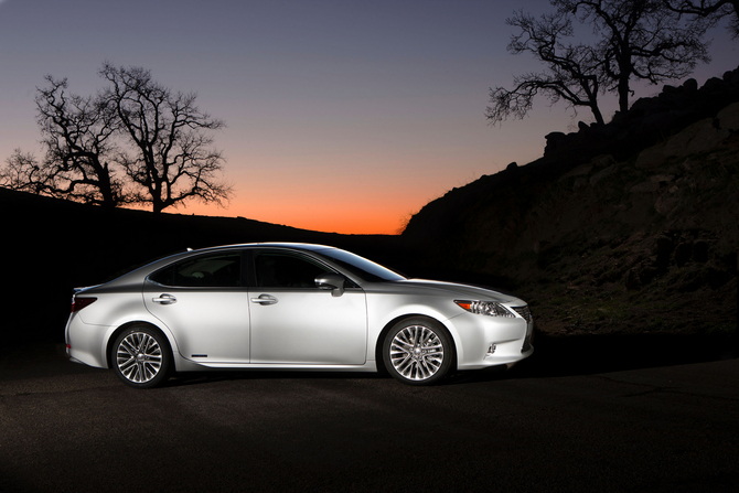 Next Generation Lexus ES Offered as Hybrid with Brand New Styling