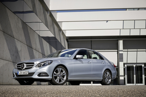 O E220 BlueTEC BlueEFFICIENCY tem uma suspensão rebaixada e pneus de baixa resistência ao rolamento