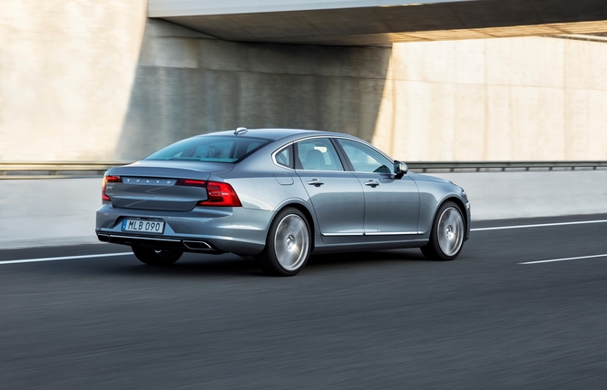 Volvo S90 D4 Momentum Connect Geartronic