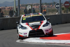 Piloto português ao volante do seu Seat Léon no circuito citadino de Moulay El Hassan