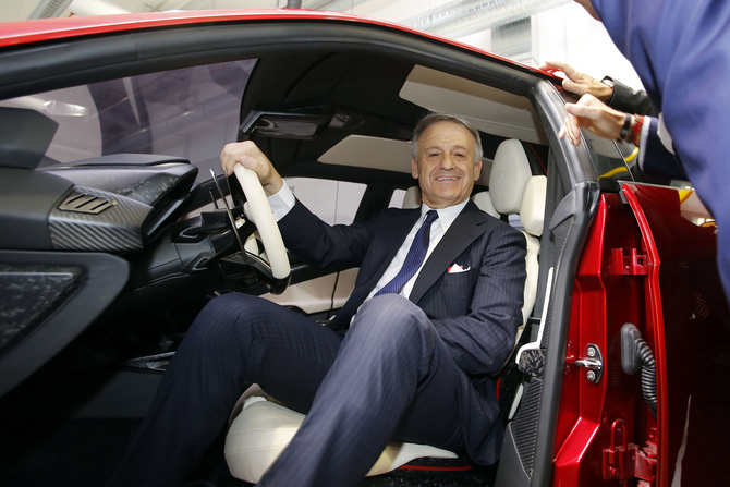 Ministro Corrado Clini ao volante de um Lamborghini