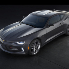 A linha de motores do Camaro leva o modelo da Chevrolet a novos padrões de desempenho, mas também de eficiência