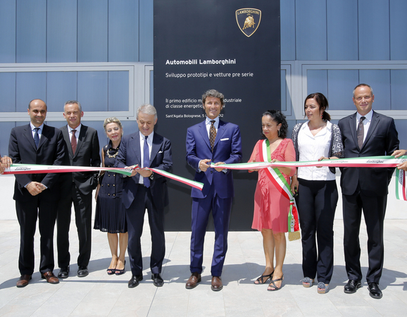 O edifício foi inaugurado por membros do governo e diretores da Lamborghini