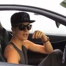 Justin Bieber para o trânsito num Ferrari 458 Italia