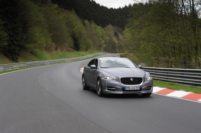 O sedan de grande porte é alimentado por um motor de 5.0 litros Supercharged V8 de 510cv