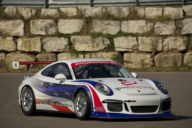 O carro é baseado no 911 GT3 Cup