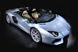 O Aventador Roadster também sofreu algumas modificações ao nível do design por causa do novo tejadilho