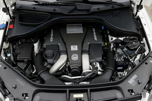 O motor bi-turbo V8 de 5.5l tem 557cv