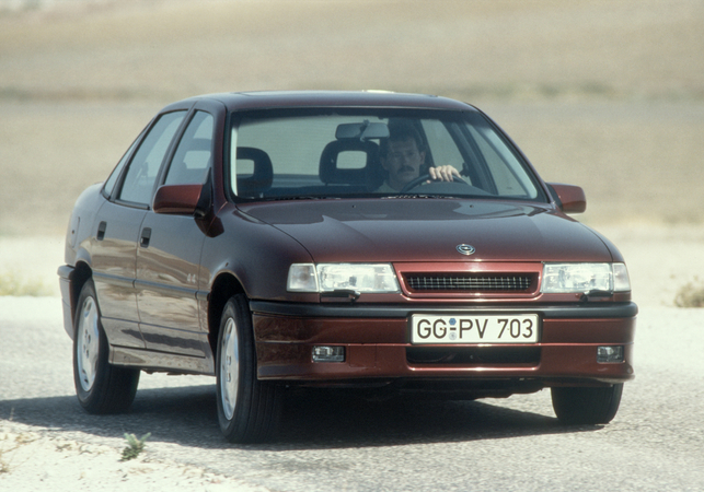 As versões V6 e Turbo mostraram que o Vectra também podia ser um sedan de desempenho