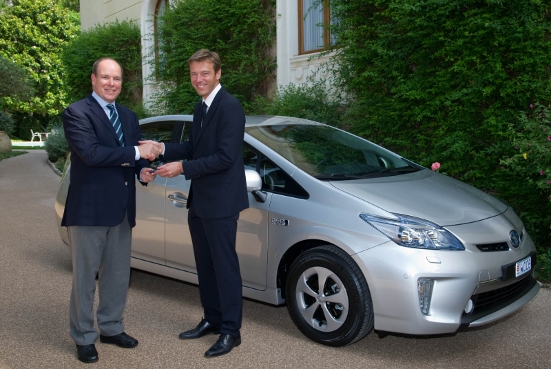 Alberto II do Mónaco recebeu o primeiro Prius Plug-In produzido na Europa