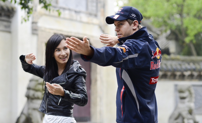 Sebastian Vettel introduzido na arte do Kung Fu pela atriz Celina Jade