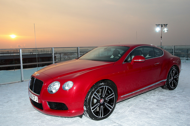 Novo Bentley Continental GT V8 chega de helicóptero a Munique