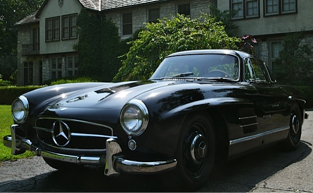 O carro era originalmente branco, depois foi pintado de vermelho e agora é preto