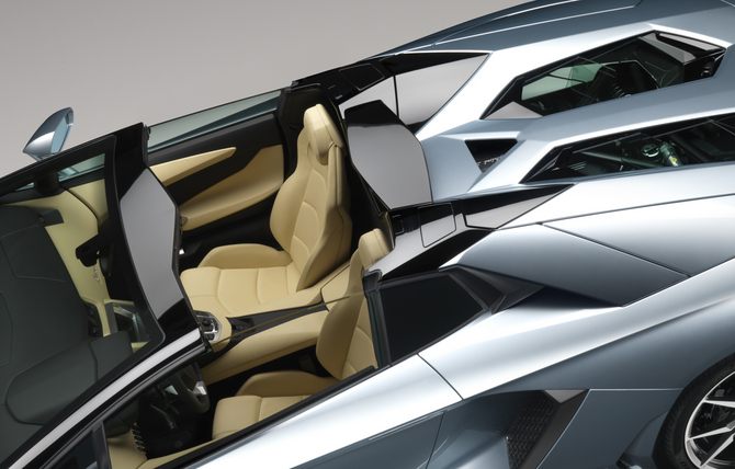 Aventador Gets Droptop Version with Two-Peice Carbon Top