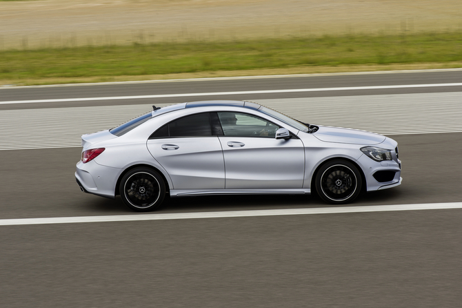 Mercedes lança CLA para conquistar jovens condutores