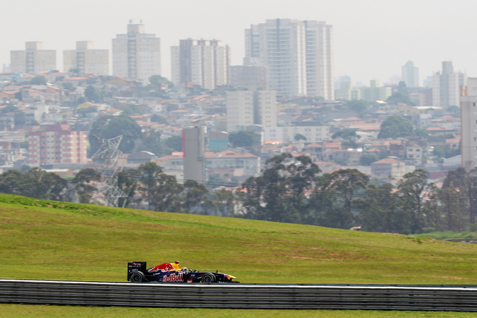 Vettel breaks record with pole in Brazil