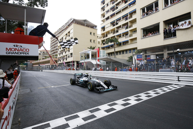 A mistake from Mercedes handed to the German his second consecutive win in the principalty