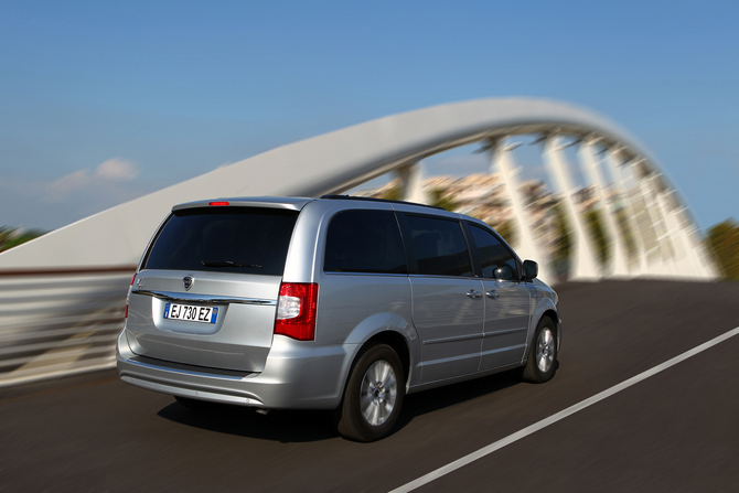 Lancia Voyager Brings Chrysler Minivan to Europe