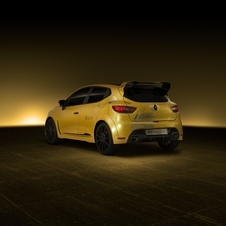 It combines the compact and lightweight body of the Clio RS and the 2.0-liter turbo engine as well as the manual gearbox of the Mégane RS 275 Trophy-