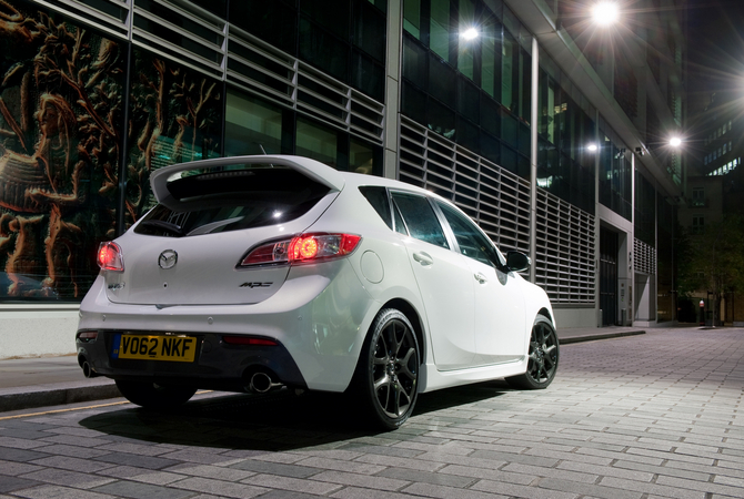 Bi-xenon headlights and adaptive front headlights are standard