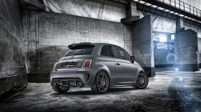 Weltpremiere des Abarth 695 biposto in Genf