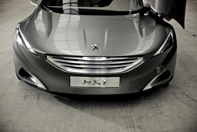 Peugeot HX1 Concept Pushes Avant-Garde Design with Plug-in Hybrid Engine