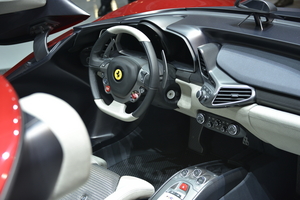 O carro utiliza praticamente todo o interior do 458