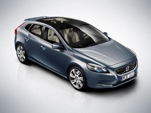 Volvo V40 Images Revealed Ahead of Geneva