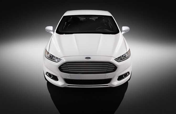 New Ford Fusion: first gasoline, hybrid and plug-in hybrid sedan