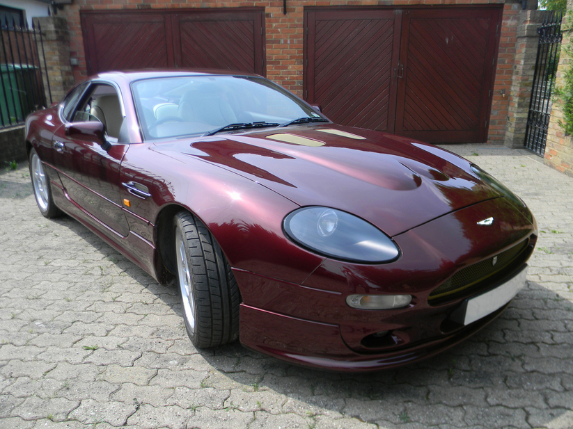 Em vez do motor de seis cilindros, este DB7 tem um motor V8 muito mais potente