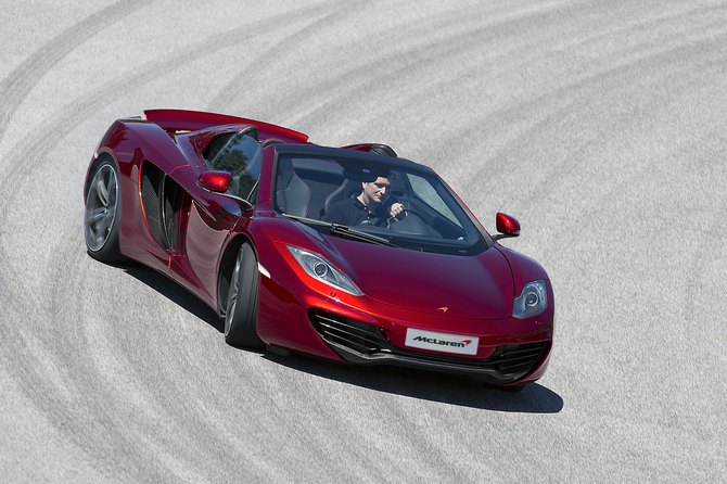 La nouvelle Mclaren 12C Spider sur circuit et en montagne