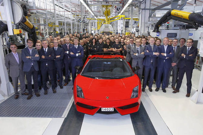 O último Gallardo a ser produzido foi um LP 570-4 Spyder Performante em vermelho Rosso Mars