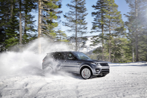 Os engenheiros da Land Rover conseguiram reduzir o peso do modelo em cerca de meia tonelada