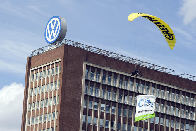 Volkswagen hingegen bewirbt seine neuen Modelle mit deren verbesserter Umweltbilanz.