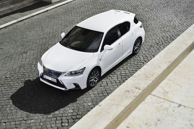 Lexus CT200h