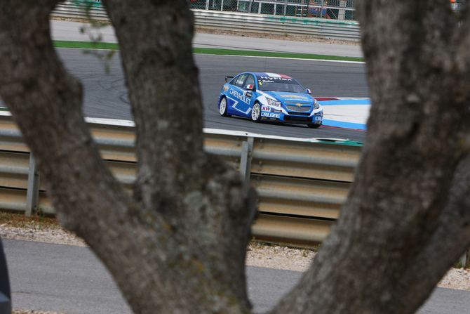 Tarquini takes World Touring Car pole in Portugal