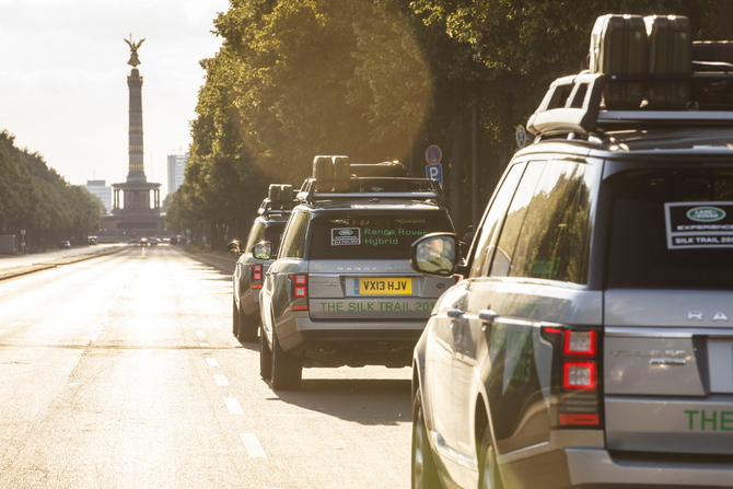 Os veículos estão a ser conduzidos por engenheiros da Land Rover